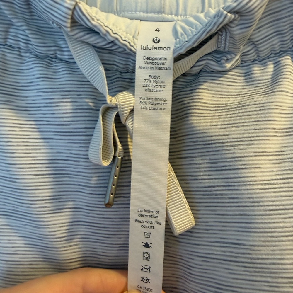 Lululemon On the Fly shorts - Picture 6 of 6